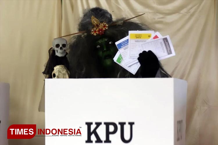 Mak Lampir Ikut Nyoblos Menyuarakan Pilih di Banyuwangi