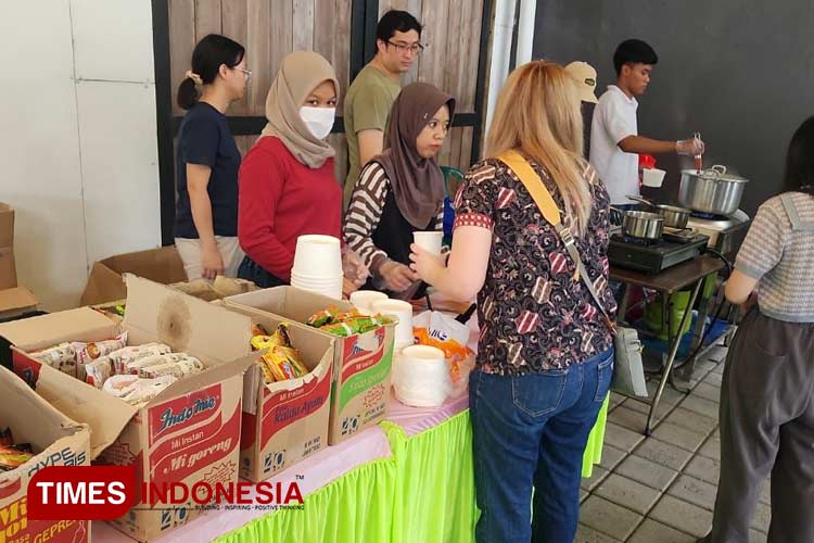 TPS 24 Jeruk Cluster Raffles Garden Citraland Surabaya menarik pemilih dengan menghadirkan konsep warung kopi, Rabu (14/2/2024).(Foto : Lely Yuana/TIMES Indonesia)