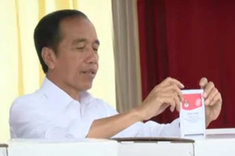 Presiden Jokowi saat memberikan hak pilih pada Pemilu 2024 di TPS 10 Kelurahan Gambir. (FOTO: tangkap layar)