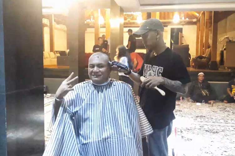 Unggul Versi Hitung Cepat, Relawan Prabowo-Gibran di Bantul Gelar Aksi Cukur Gundul