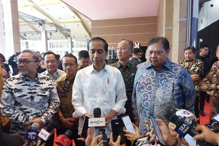 Presiden Joko Widodo saat menyampaikan keterangan kepada wartawan usai membuka Indonesia International Motor Show (IIMS) 2024 di JiExpo, Jakarta Pusat, Kamis (15/2/2024). (FOTO: ANTARA/Andi Firdaus)