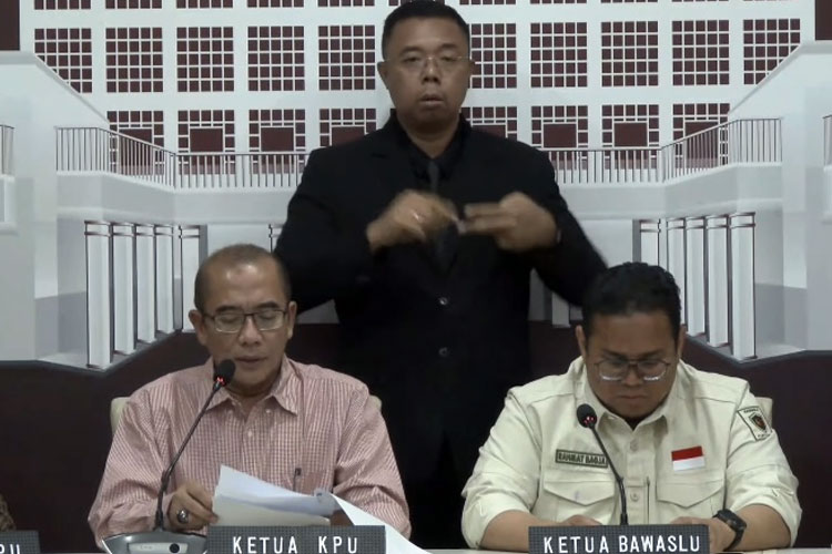 Ketua KPU Hasyim Asy'ari saat konferensi pers di KPU, Menteng, Jakarta Pusat, Kamis (15/2/2024). (FOTO: Dok. KPU).
