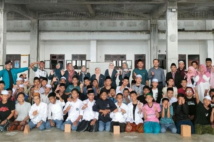 Dosen Pendidikan Matematika Unisma Malang gelar pelatihan Pemanfaatan Canva Berbasis Artificial Intelligence di Madrasah Aliyah Ahmad Yani Jabung.  (FOTO: AJP TIMES Indonesia)B: Pemaparan materi oleh salah satu dosenC: Keseruan bersama siswa siswi d