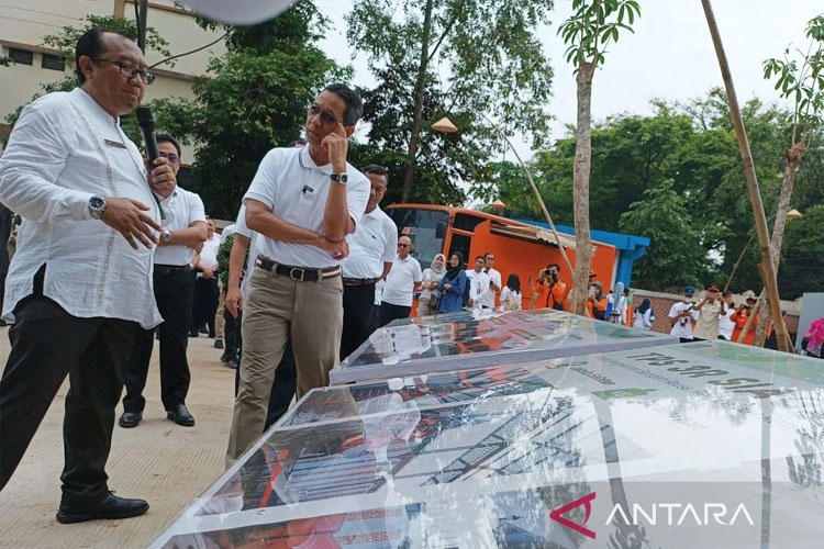Penjabat Gubernur DKI Jakarta Heru Budi Hartono (kanan) meninjau pembangunan TPS 3R di Jakarta. (FOTO: ANTARA/Khaerul Izan)