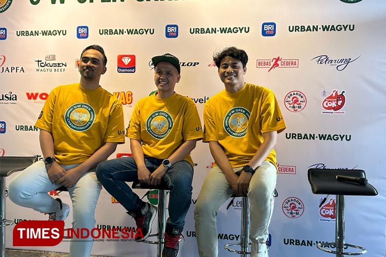 (kiri-kanan) PGS Branch Manager BRI Kaliasin, Satrio Adrianto, COO Urban Wagyu Ditra Ramadha dan PIC Community Tennis Rek! Rizky Surya Wirawan saat technical meeting UW Open Championship, Jumat (16/2/2023).(Foto : Lely Yuana/TIMES Indonesia)