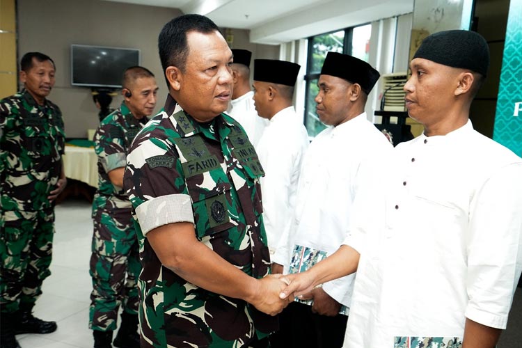 Kaskostrad Lepas Peserta Umrah Penghargaan dari Pangkostrad. (Foto : Dok Kostrad for Times Indonesia)