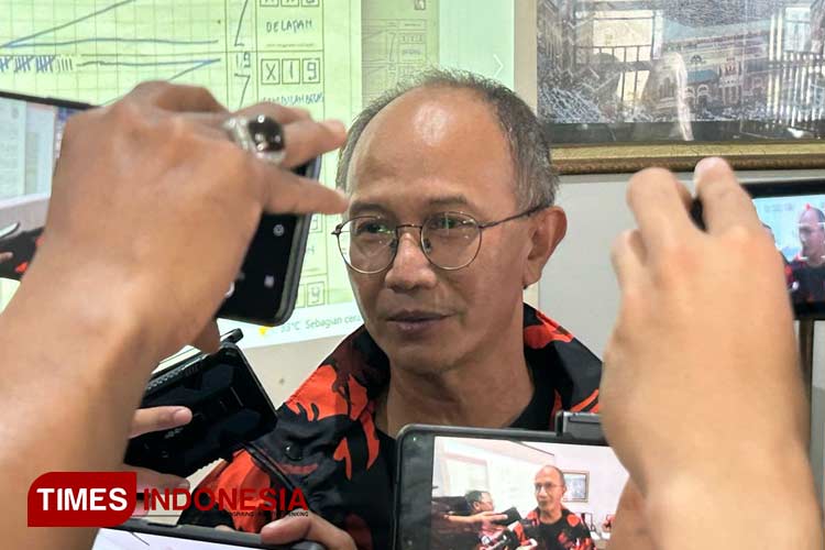 Ketua Harian MPW Pemuda Pancasila Jatim Adik Dwi Putranto saat press conference di Kantor Pemuda Pancasila Jatim, Surabaya, Sabtu (17/2/2024). (Foto: Lely Yuana/TIMES Indonesia)