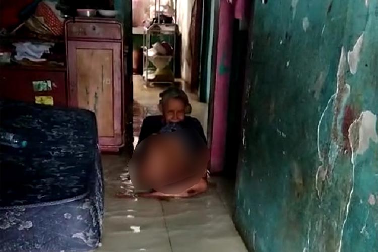 Nenek lumpuh yang hidup sebatang kara di Desa Kramat Jegu harus tertatih dalam kepungan banjir. (Foto: Dok Warga Pejaya Anugerah for TIMES Indonesia)