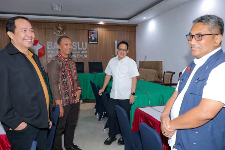 Pj Gubernur Jatim Adhy Karyono saat melihat fasilitas Gedung Bawaslu Jatim yang baru, Minggu (18/2/2024).(Dok.Humas Pemprov Jatim)