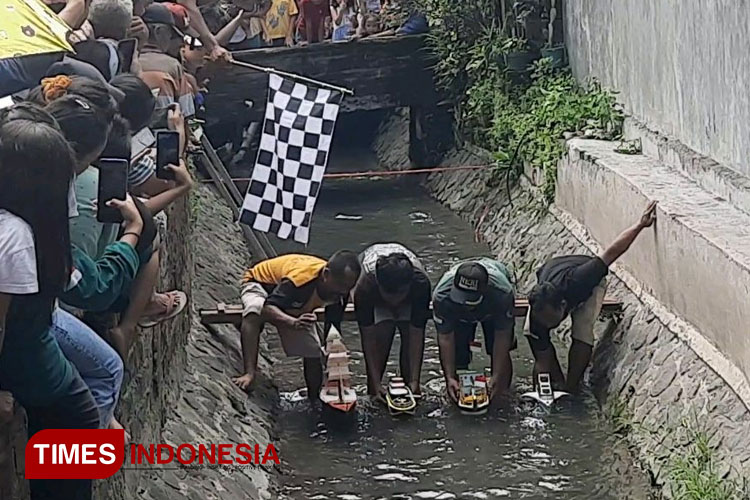 Lomba-Perahu-Mainan-a.jpg