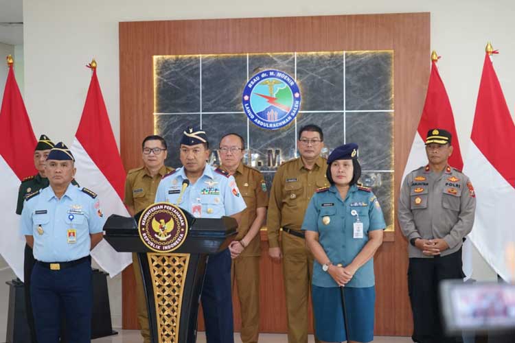 Komandan Lanud Abdulrachman Saleh Malang, Marsma TNI Firman Wirayuda, ST., M.Soc.Sc, didampingi Wabup Malang, Didik Gatot Subroto, dan jajaran, saat mengikuti persemian melalui video conference oleh Presiden RI, Joko Widodo, Senin (19/2/2024).
