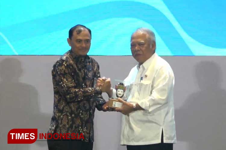 Menteri PUPR Basuki Hadimuljono bersama Dirut PJT 1 Fahmi Hidayat saat acara Workshop HUT ke 34 PJT 1, Senin (19/2/2024). (Foto: Achmad Fikyansyah/TIMES Indonesia)