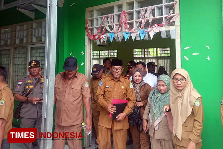 Staf Ahli Gubernur Bidang Kemasyarakatan dan SDM Provinsi Maluku Utara, Hi. Muhlis Djailani, usai pertemuan dengan pegawai PSRS Himo-himo. (Foto: Haerun Hamid/TIMES Indonesia)