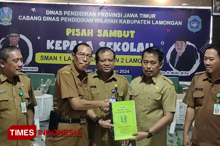 Kusnadi, Kepala Kantor Cabang Dinas Pendidikan Wilayah Kabupaten Lamongan saat pisah sambut Kepala Sekolah SMAN 1 Lamongan dan SMAN 2 Lamongan di RM Aqilah, Selasa (20/2/2024), Foto : Moch. Nuril Huda/TIMES Indonesia)
