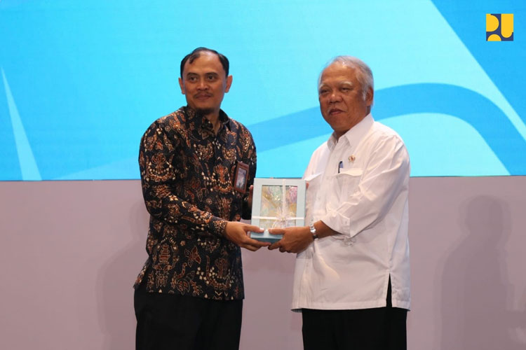 Menteri PUPR RI Basuki Hadimuljono saat menghadiri Workshop Hari Ulang Tahun Ke-34 Perum Jasa Tirta I di Kota Malang, Senin (19/2/2024). (FOTO: Biro Komunikasi Publik Kementerian PUPR RI)