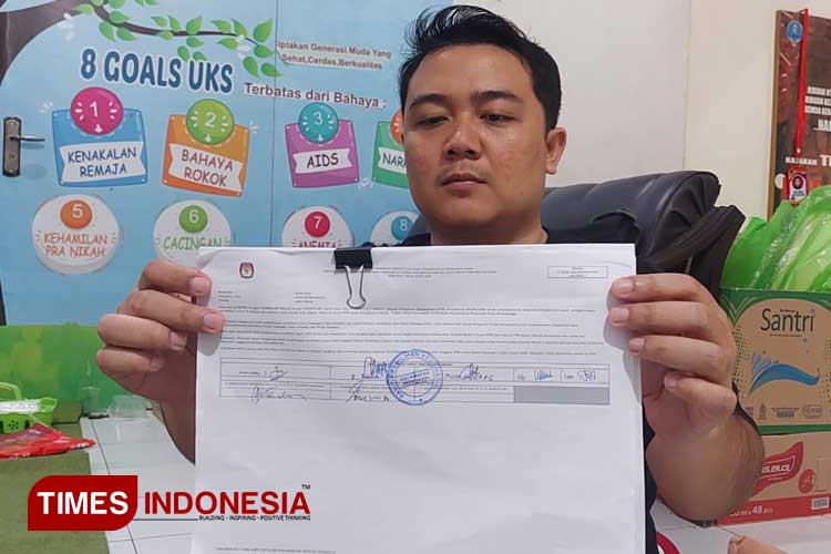 Farid PPK Wonoasih tunjukkan formulir D Hasil yang tidak ditandatangani saksi Capres-Cawapres Ganjar-Mahfud. (Foto: Rizky Putra Dinasti/TIMES Indonesia)
