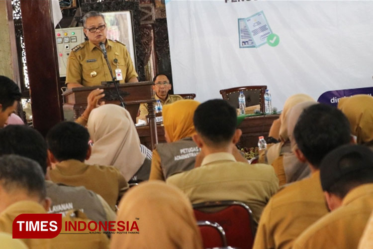 Pj Bupati Banjarnegara Tri Harso Widirahmanto SH saat rapat koordinasi administrasi kependudukan Kabupaten Banjarnegara tahun 2024, di Pendapa Dipayudha Adigraha, Selasa (20/2/2024) (FOTO: Koninfo for TIMES Indonesia)