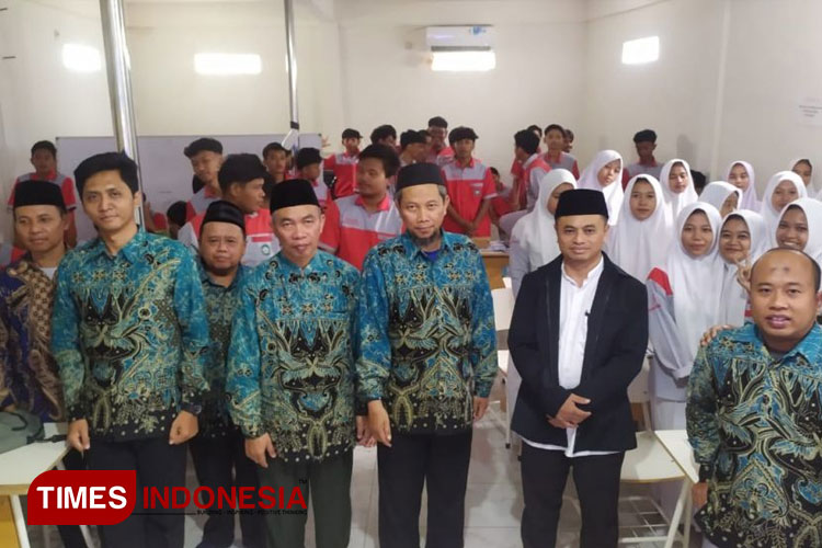 Fakultas Teknik Unisma Malang menggelar pelatihan panel surya dan penggunaan listrik di rumah yang aman di SMK Darul Ulum Bojonegoro. (FOTO: AJP TIMES Indonesia)