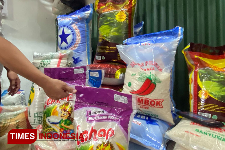 Penjualan beras dan cabai di pasar tradisional Klojen, Kota Malang. (Foto: Rizky Kurniawan Pratama/TIMES Indonesia)