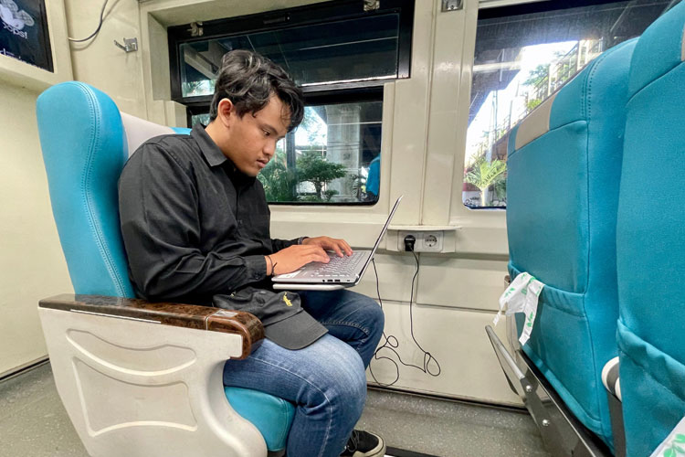 Pelanggan menggunakan stop kontak untuk charger handphone. (Foto : Dok.KAI Daop 8)