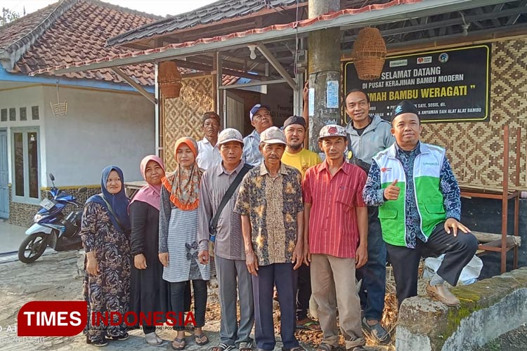 Rumah Bambu Weragati, Menyemai Potensi Ekraf Pengrajin Bambu Majalengka