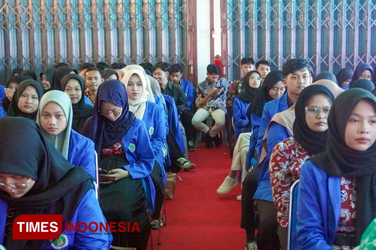 95 mahasiswa STKIP PGRI Pacitan sesaat sebelum diberangkatkan mengikuti program KM 7 do berbagai sekolah. (FOTO: Yusuf Arifai/TIMES Indonesia) 