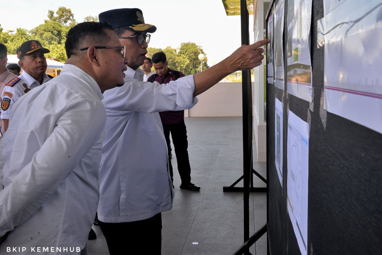 Menteri Perhubungan Budi Karya Sumadi usai meninjau proyek KA Makassar-Parepare, Rabu (21/2/2024) (Foto: BKIP Kemenhub)