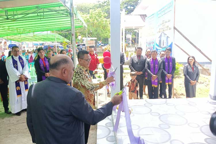 Pj Bupati Morotai M Umar Ali, SE, MSi, saat menggunting pita peresmian rumah pastori Gereja GMIH Mesbah Darame Morotai, Kamis (22/2/2024). (Foto: Munces for TIMES Indonesia)