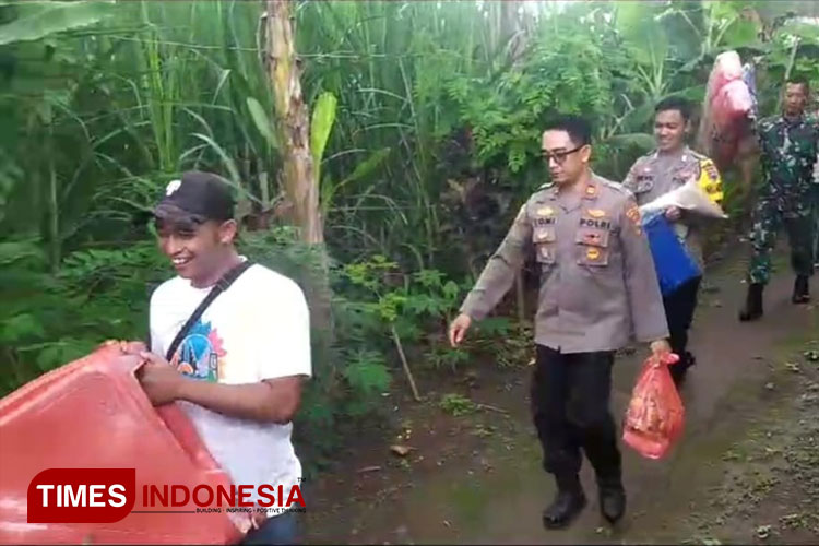 TNI Polri kurangi keluhan kenaikan beras di Lumajang. (FOTO: Efendi for TIMES Indonesia)