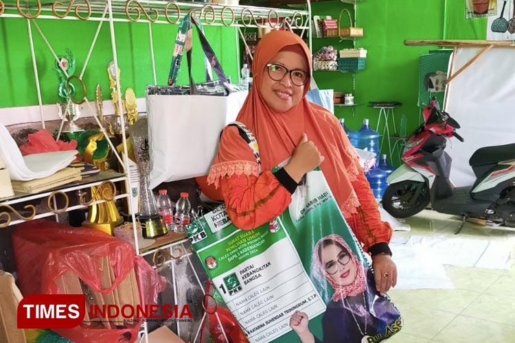 UKM Kota Probolinggo Sulap Banner Bekas APK Pemilu 2024 Jadi Tas Belanja
