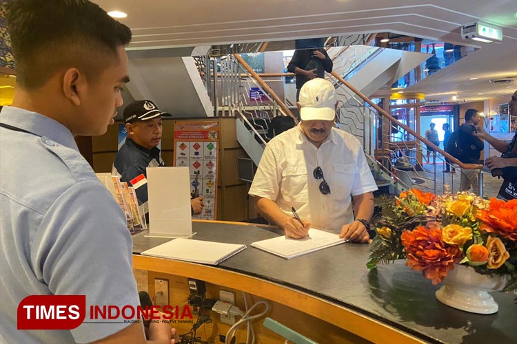 Bupati Sumba Timur Khristofel Praing saat memberikan kesan dan pesan saat turun di pelabuhan Tenau Kupang. (FOTO:Habibudin/TIMES Indonesia)