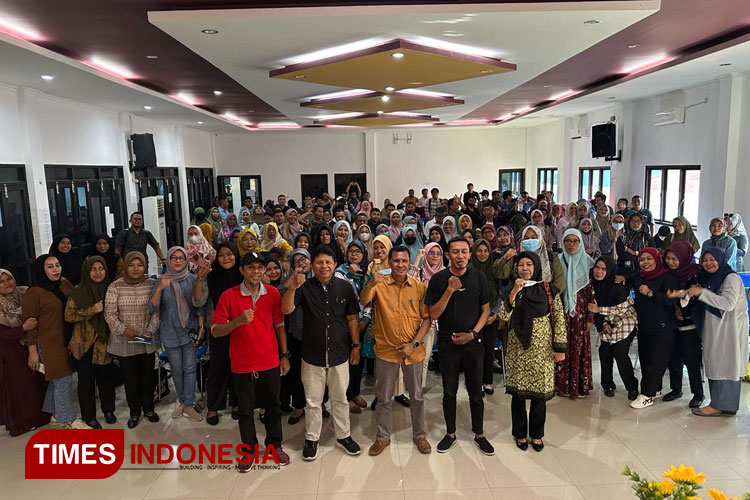 Kepala Dinas Kota Ternate (Dispendik) Muhlis S Djumadil menggelar pertemuan bersama seluruh operator sekolah sekitar Ternate. (Foto: Haerun Hamid/TIMES Indonesia)