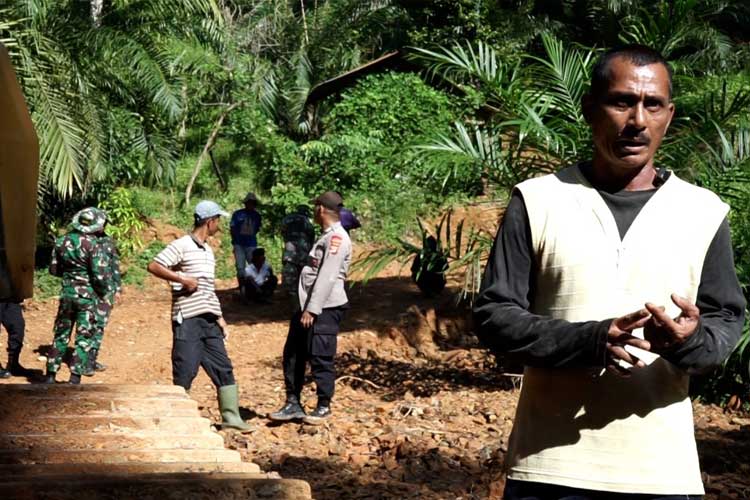 Kepala Desa Alue Manggota T Fakri melihat tahapan proses pembangunan jalan untuk perkebunan, Jumat (23/2/2024). (Foto: Heri Purwanto/TIMES Indonesia)