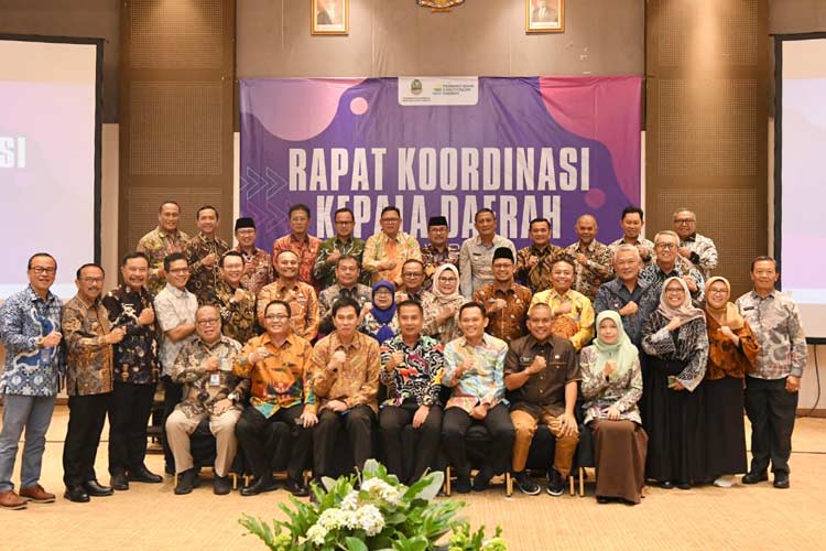 Pj Gubernur Jawa Barat Bey Machmudin menghadiri Rapat Koordinasi Kepala Daerah Se-Jabar dengan tema 