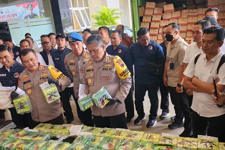 Kapolda Jateng Irjen Pol Ahmad Luthfi menunjukkan barang bukti Sabu-sabu saat pers rilis di Mapolda Jateng di Semarang, Jumat. (FOTO: ANTARA/I.C. Senjaya)