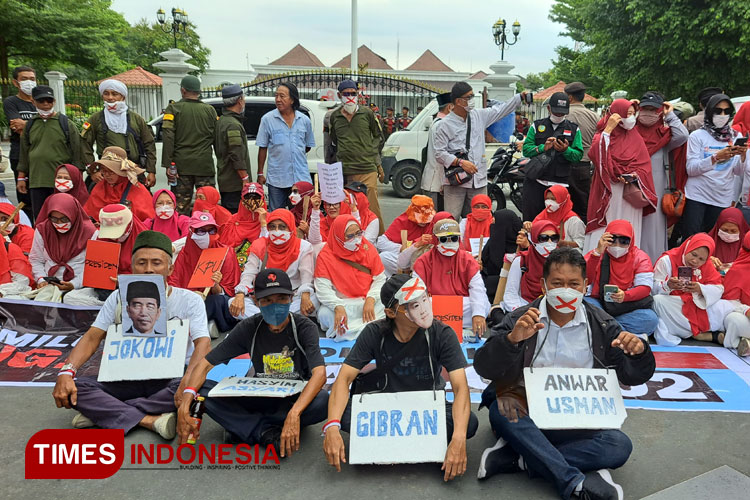Ini Alasan Emak-Emak Yogyakarta Beri Kartu Merah Kepada Jokowi-Gibran-Hasyim Asyari