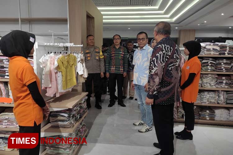 Pj Bupati Bondowoso meninjau langsung tempat perbelanjaan KDS Bondowoso usai seremonial pembukaan (FOTO: Moh Bahri/TIMES Indonesia) 