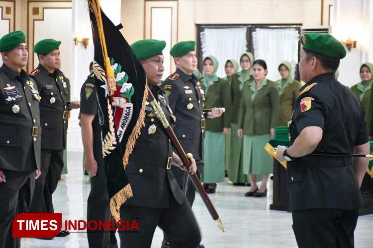 Danrem 083/Baladhika Jaya yang baru Kolonel Inf Setyo Wibowo saat menerima bendera Dhuaja Korem 083/BDJ dari Pangdam V/Brawijaya Mayjen TNI Granada Baay. (Foto : Adhitya Hendra/TIMES Indonesia)