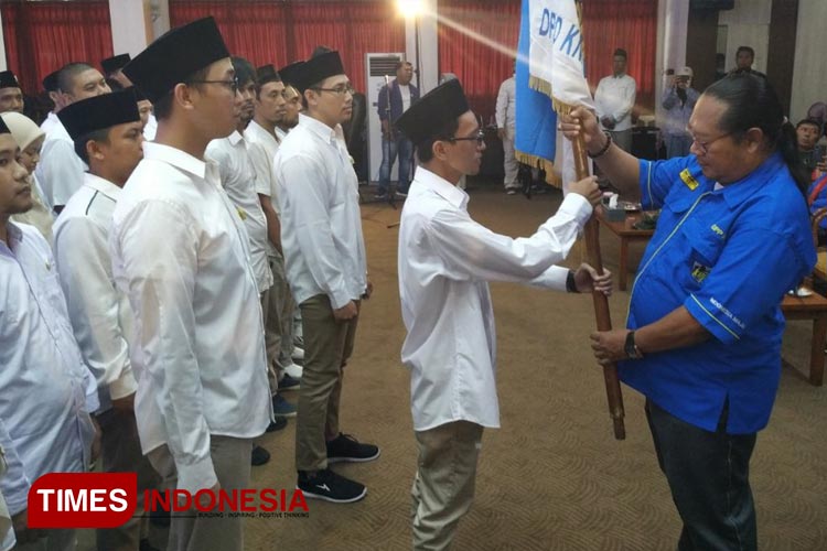 Ketua Dewan Perwakilan Daerah (DPD) Komite Nasional Pemuda Indonesia (KNPI) Kota Kediri Munjidul Ibad saat menerima bendera KNPI (foto : yobby/Times Indonesia) 