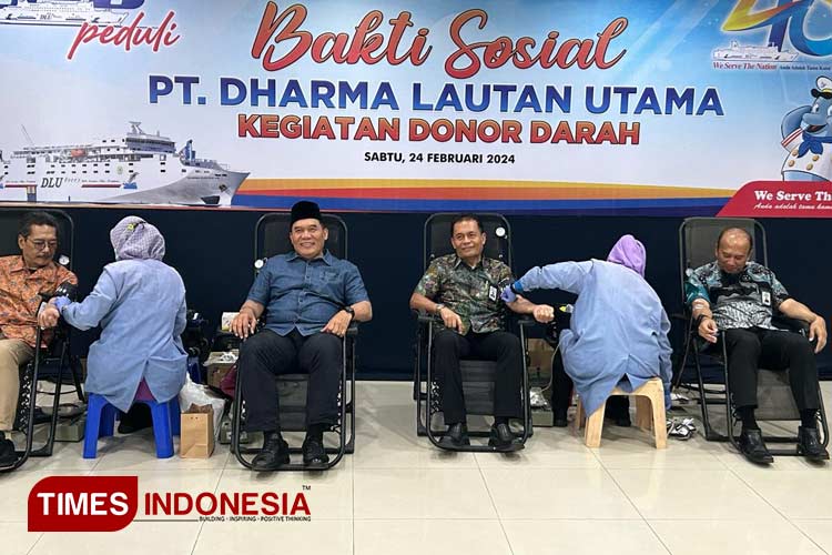 Penasehat Utama PT DLU Bambang Haryo Soekartono bersama jajaran direksi saat melakukan donor darah dalam rangka HUT ke-48 perusahaan, Sabtu (24/2/2024).(Foto : Lely Yuana/TIMES Indonesia)