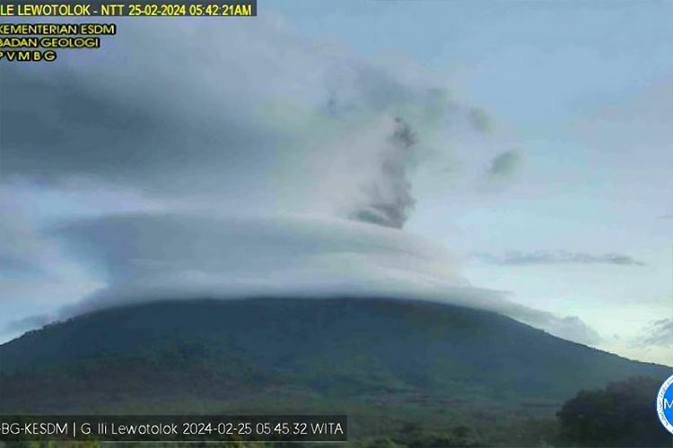 Gunung Ili Lewotolok Erupsi, Semburkan Abu Vulkanik 1000 Meter