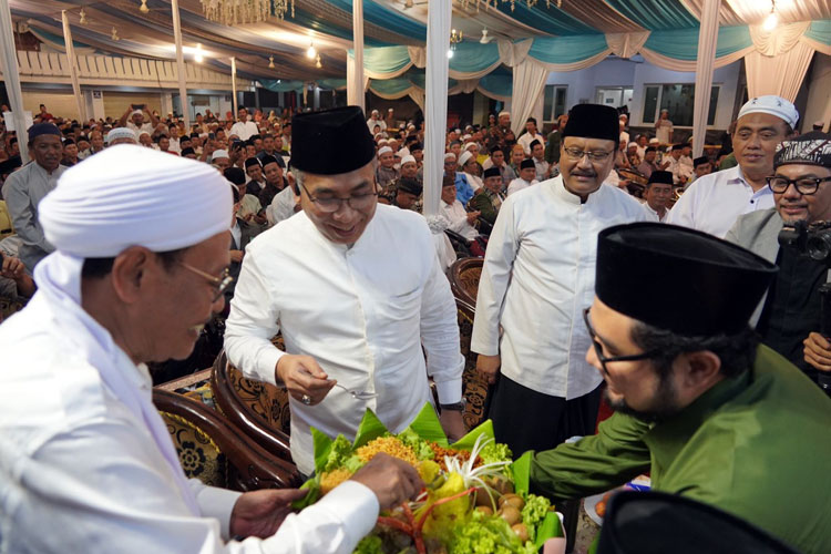 Hadiri Harlah PZH Genggong, Ketum PBNU Ajak Santri dan Simpatisan Manut Dawuh Guru