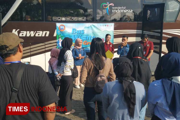 Para wisatawan sebelum berangkat menggunakan bus wisata gratis Kabupaten Kediri (Foto: Yobby/TIMES Indonesia) 