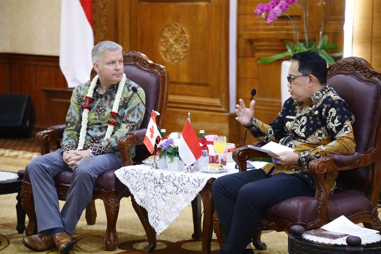 Pj Gubernur Jatim Adhy Karyono saat berdiskusi dengan Duta Besar Kanada Untuk Indonesia dan Timor Leste Jess Dutton di Gedung Negara Grahadi, Surabaya, Senin (26/2/2024).(Dok.Humas Pemprov Jatim)