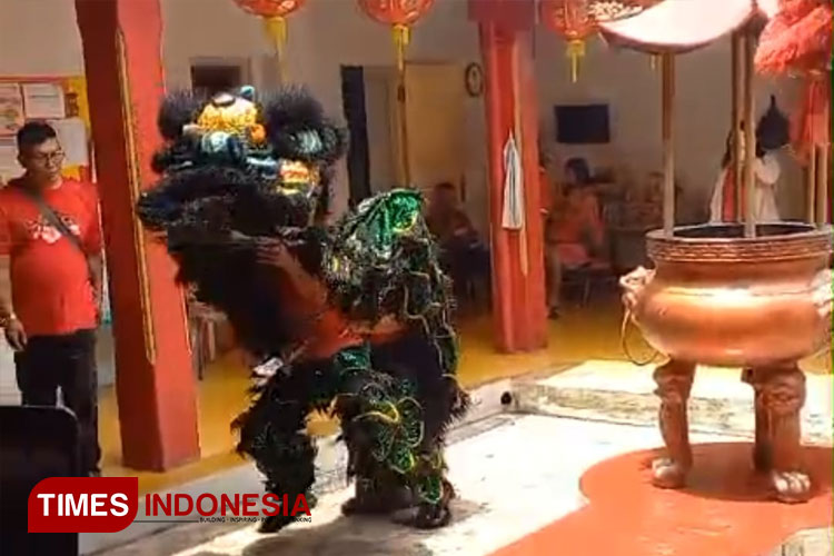 Pertunjukkan Barongsai dalam rangkaian perayaan Cap Go Meh di Vihara Avalokitesvara, Jalan Pemuda, Empangsari, Tawang, Kota Tasikmalaya, beberapa hari yang lalu. (FOTO: Harniwan Obech/TIMES Indonesia)