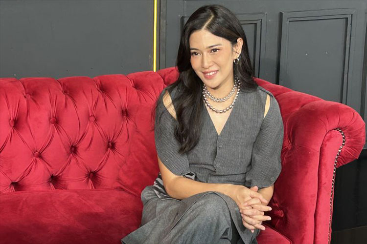 Salah satu pemain serial “Ratu Adil”, yakni Dian Sastrowardoyo saat ditemui dalam sesi wawancara khusus di kawasan Menteng, Jakarta Pusat, Kamis (22/2/2024). (Foto: ANTARA/Vinny Shoffa Salma)