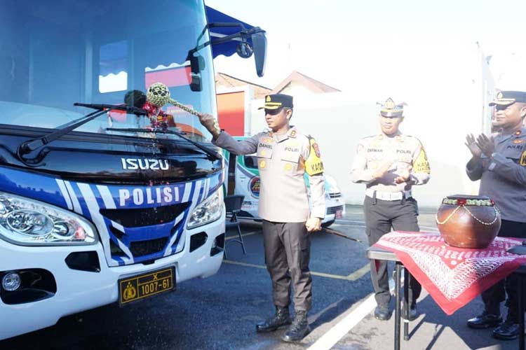 Foto: Kapolresta Mojokerto, AKBP Daniel Marunduri pada saat meresmikan Bus Simling di Lapangan Patih Gajah Mada Polresta Mojokerto, Senin (26/2/2024) (Dok. Polresta Mojokerto)