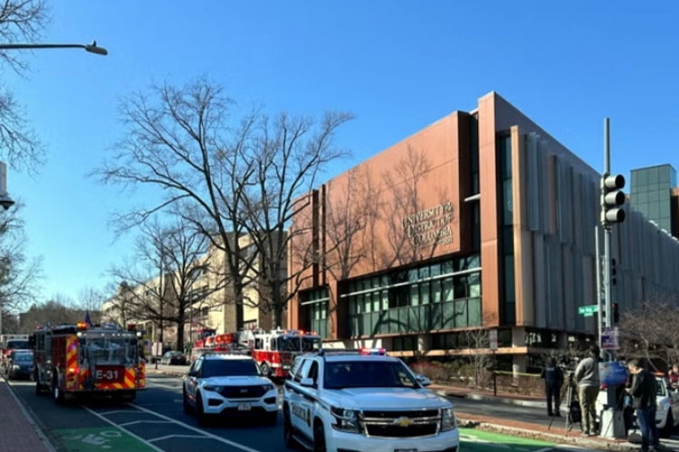 Kendaraan Dinas Rahasia AS memblokir akses ke jalan Kedutaan Besar Israel di Washington, DC setelah seorang pria melaporkan membakar dirinya sendiri. (FOTO: Independen).
