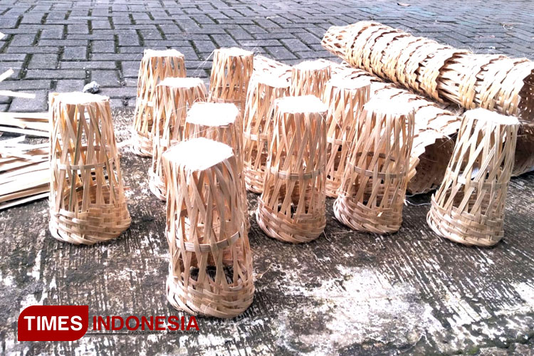 Keranjang dari anyaman bambu buatan Ngatinah dan suaminya, Muhammad Umri saat dijemur sebelum dipasarkan. (FOTO: Sulistyo/ TIMES Indonesia)