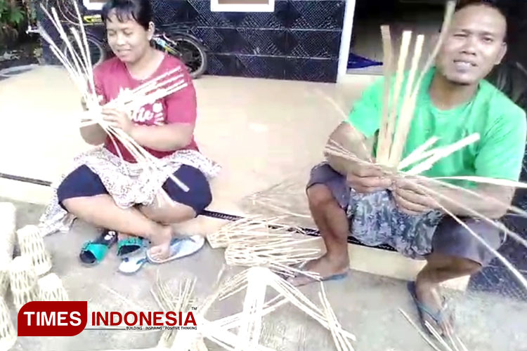 Craftsmanship and Sustainability: Ngatinah's Bamboo Basket Artistry